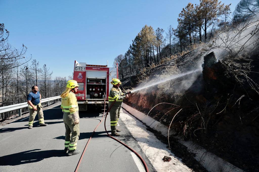 Así se trabaja en la retaguardia de un incendio: «!Cuidado, allí hay fuego!»