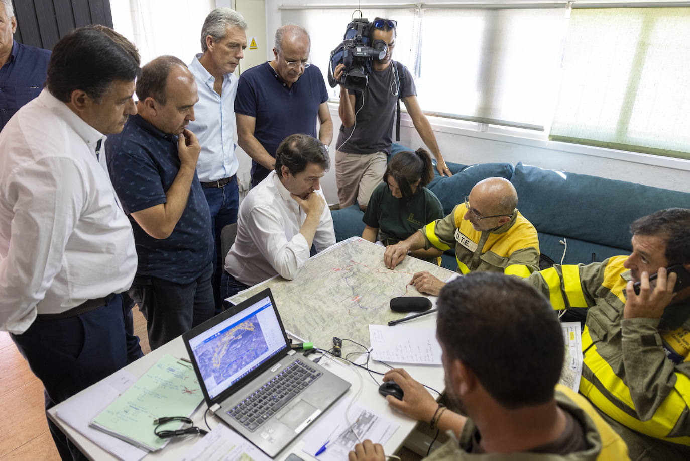 Mañueco en el Puesto Vanzado del incendio de Cebreros. 