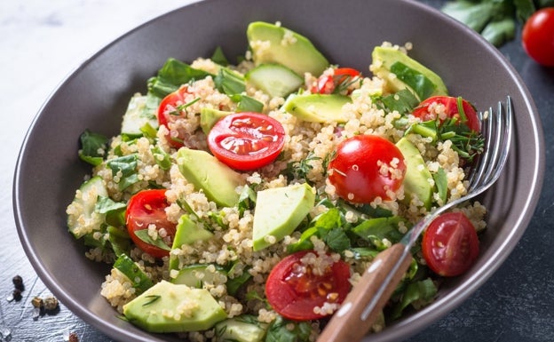 Ensalada de quinoa y atún, saciante y fresca