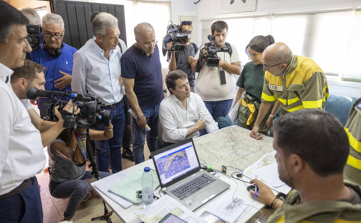 El presidente de la Junta, Alfonso Fernández Mañueco, en su visita el Puesto de Mando Avanzado en el incendio de Cebreros, Ávila,