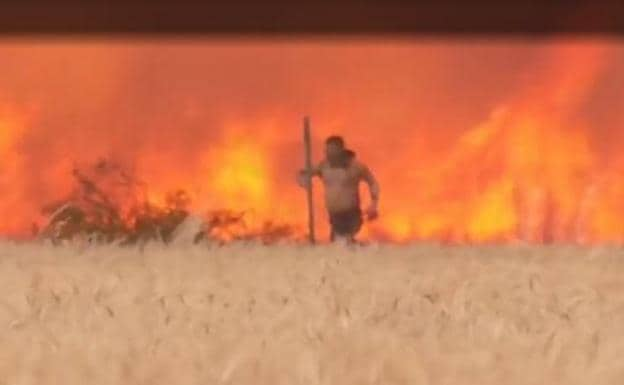 Ángel Martín huye de las llamas del incendio en las inmediaciones de Tábara. 