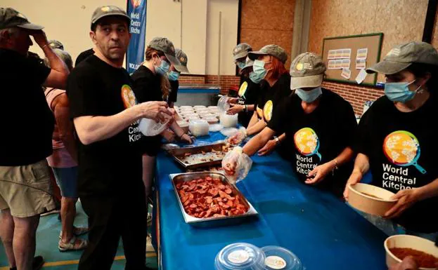 La ONG World Central Kitchen reparte alimentos en el polideportivo de Las Navas del Marqués, este martes.