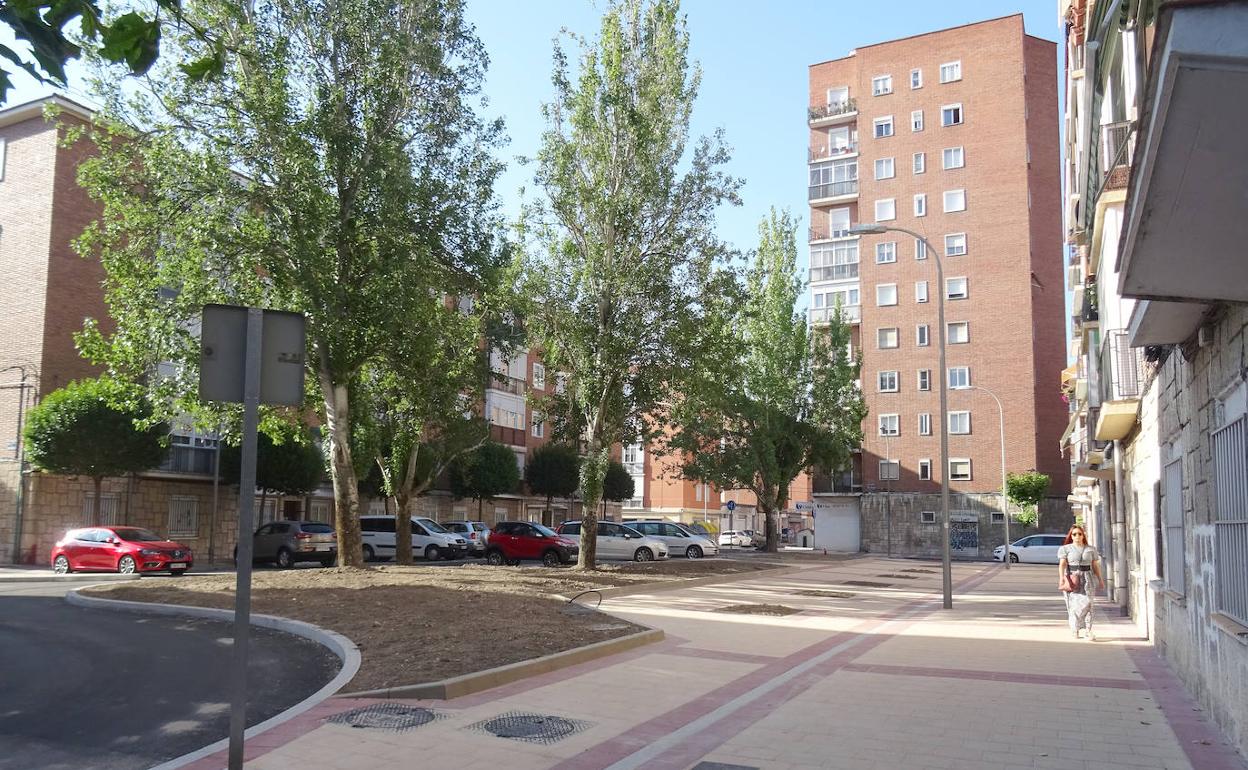 Espacio peatonal de la calle Falla, en el Cuatro de Marzo.