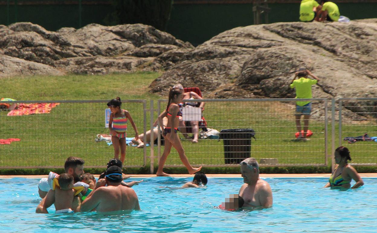 Usuarios de la piscina municipal de Segovia. 