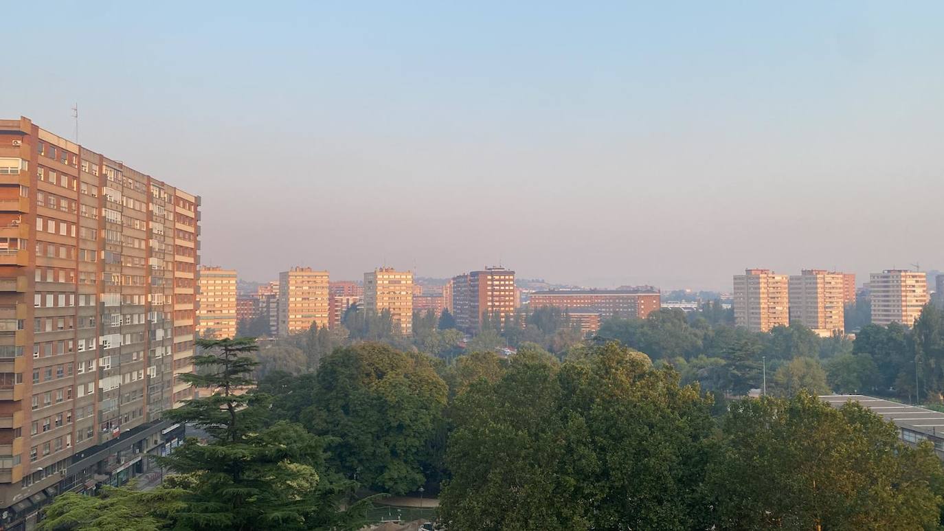 Fotos: El humo de los incendios de Zamora, Ávila y León llega hasta Valladolid capital