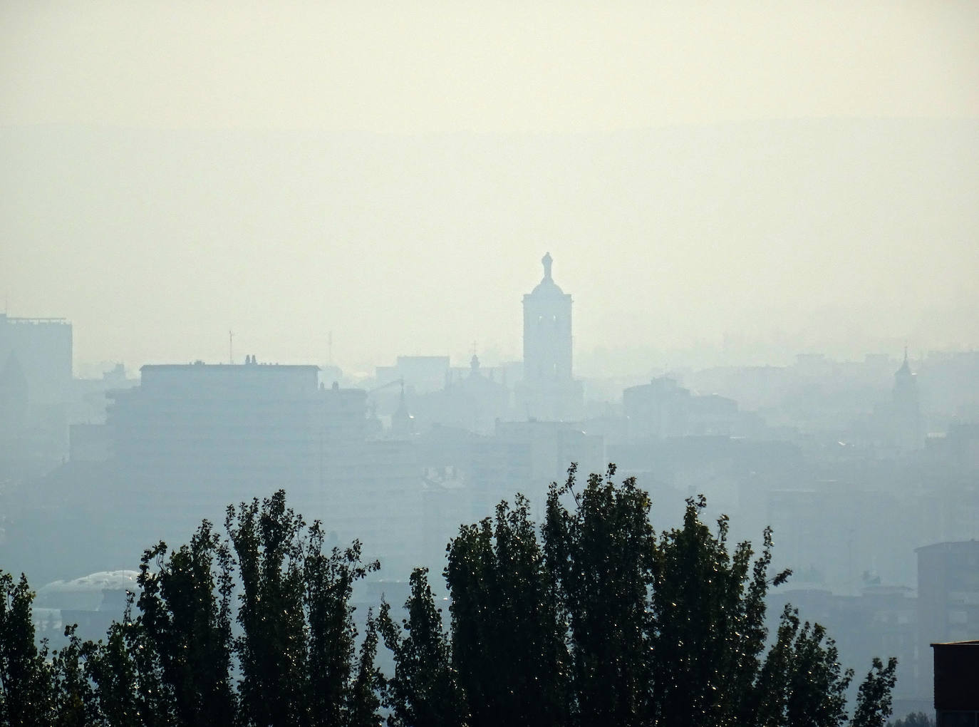 Fotos: El humo de los incendios de Zamora, Ávila y León llega hasta Valladolid capital