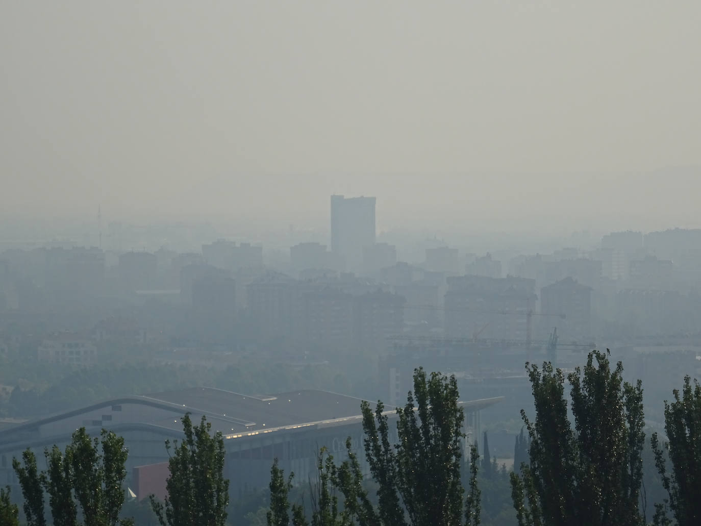 Fotos: El humo de los incendios de Zamora, Ávila y León llega hasta Valladolid capital