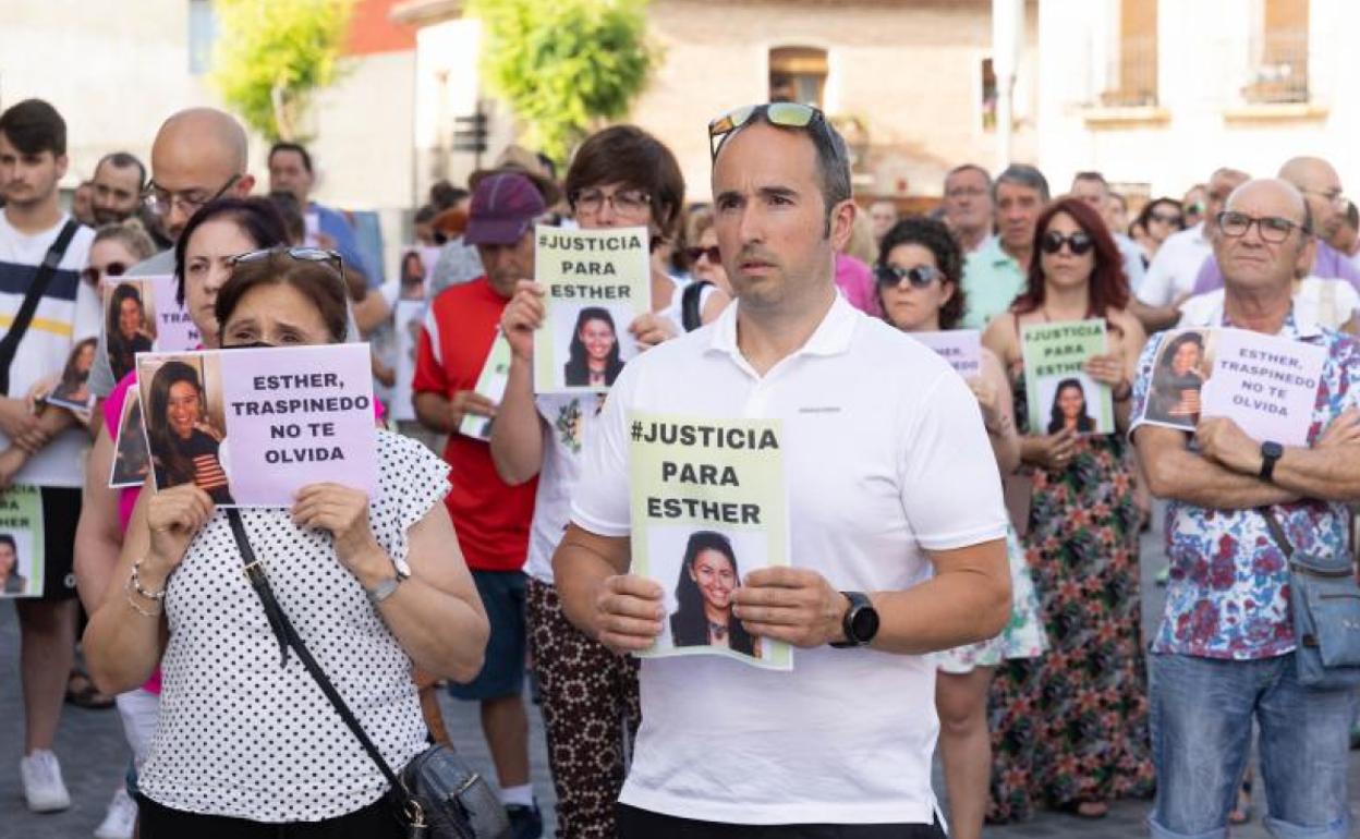 Los vecinos muestran carteles con el rostro de Esther López en la concentración del 12 de junio. 