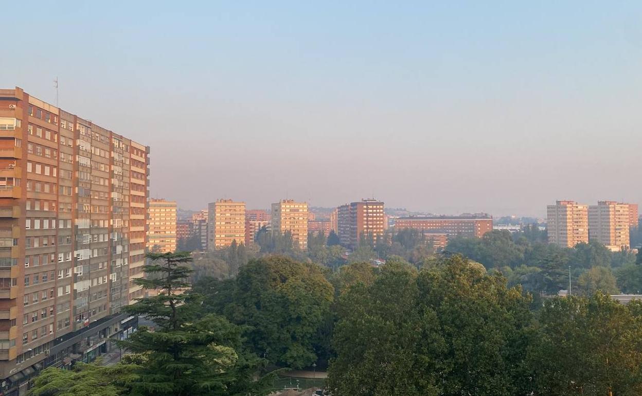 Vista desde la zona de Poniente de la neblina de humo que cubre parte de la ciudad. 