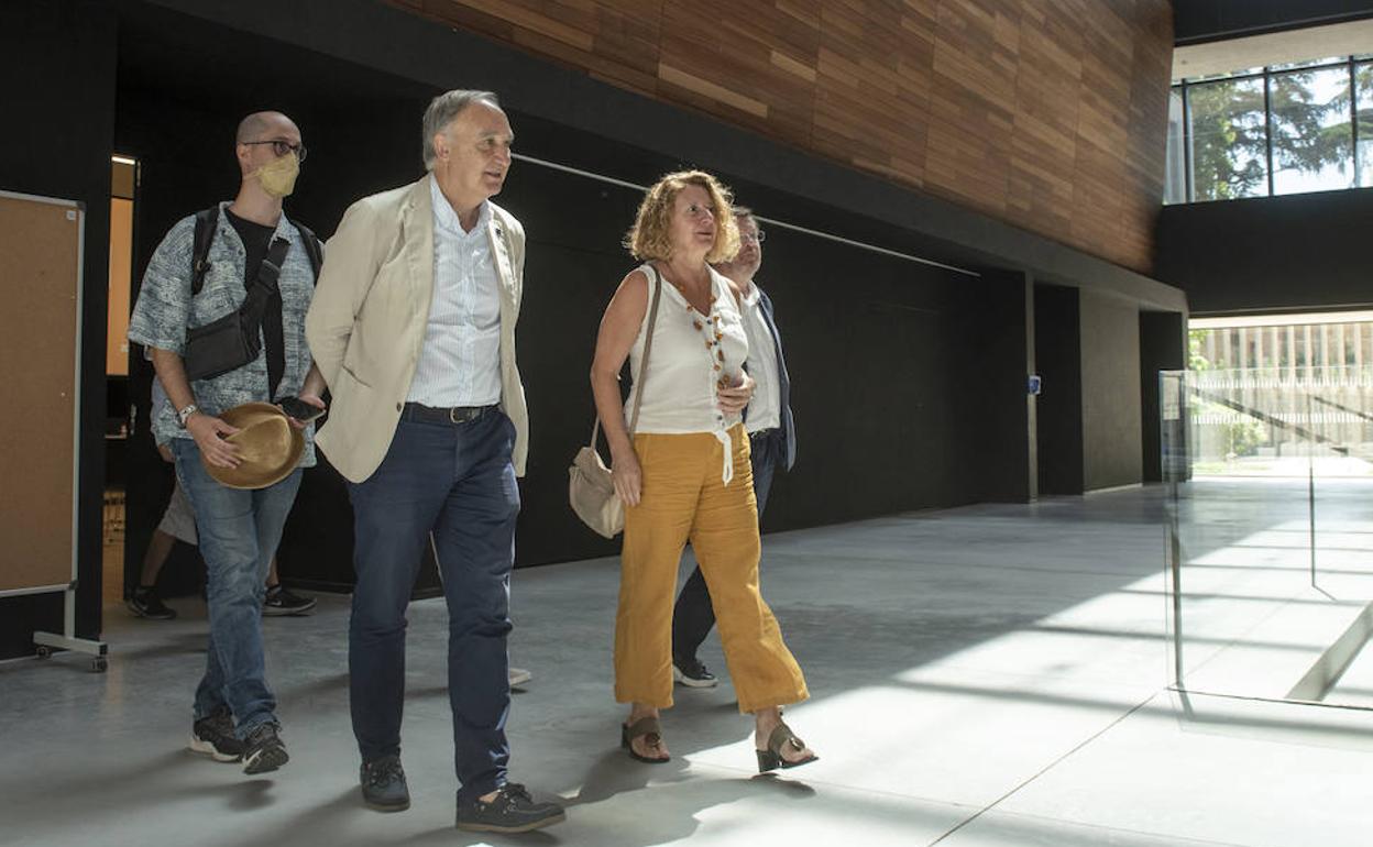 El rector de la UVA, Antonio Largo, durante su visita al campus segoviano María Zambrano. 