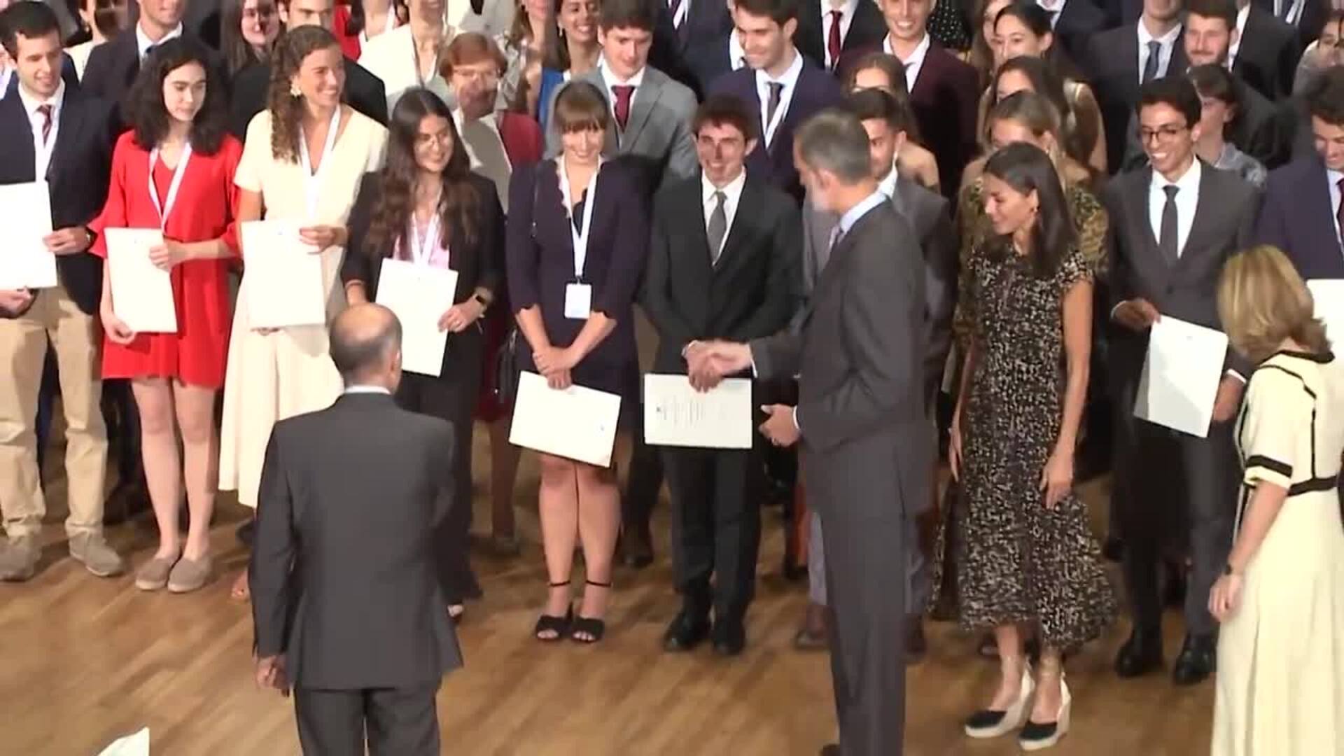 La Reina Letizia rescata de su armario su vestido de 'falsos lunares'