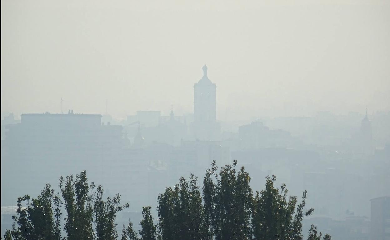 La torre de la catedral y edificios del entorno entre la neblina del humo procedente de los incendios cercanos. 