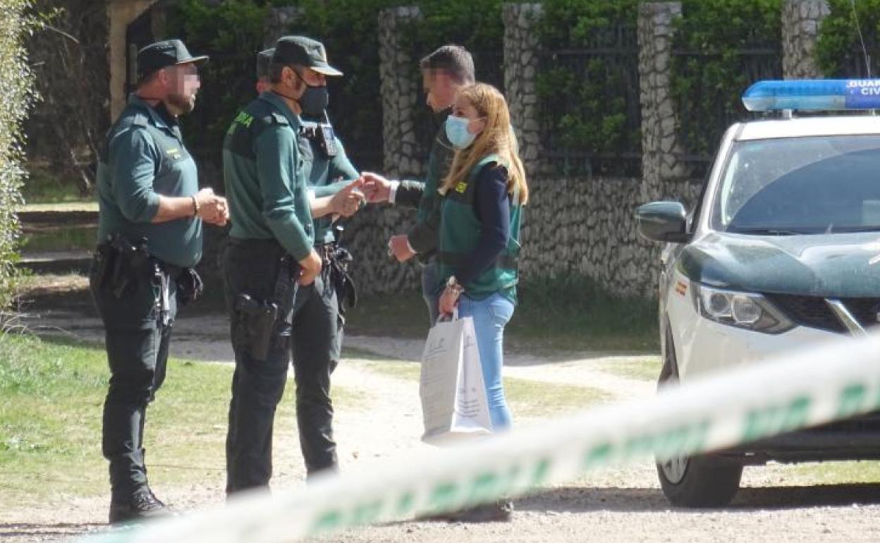 Agentes de la UCO trasladan pruebas durante el registro del chalé familiar del investigado. 