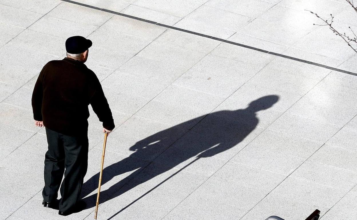 Un hombre camina solo por la calle. 