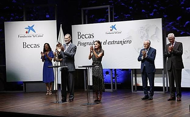 Tras la entrega, los Reyes felicitan a los becados. 