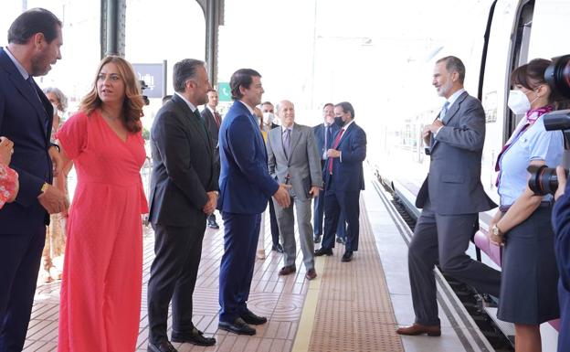 Puente y Mañueco reciben a Felipe VI en la estación Campo Grande. 