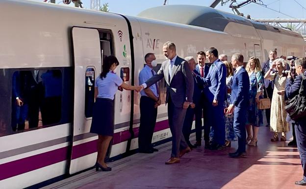 El Rey Felipe VI ha subido al tren en Chamartín. 