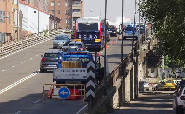 Carril cortado en el viaducto de Arco de Ladrillo por el control de vigilancia policial. 