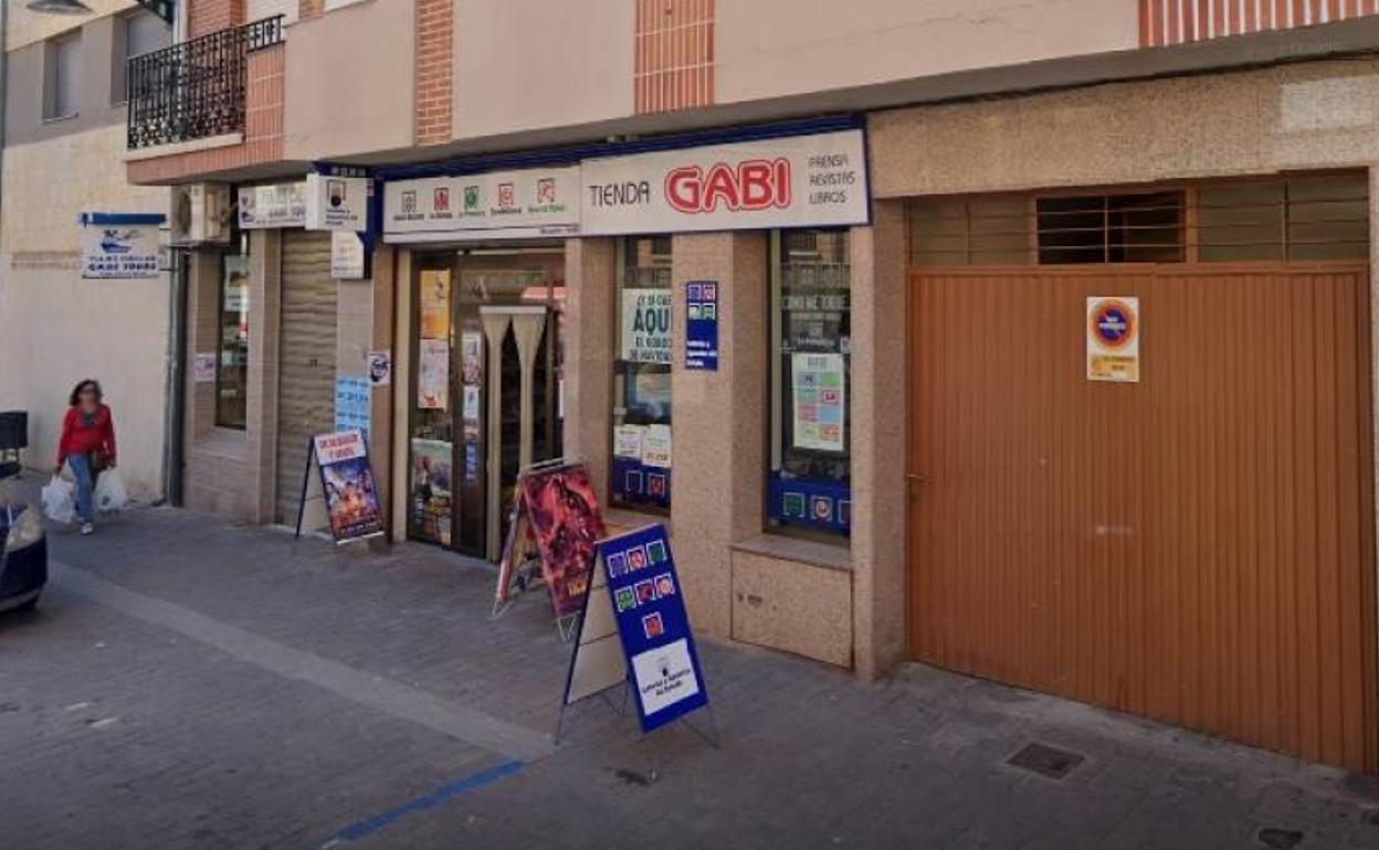 Despacho de lotería situado en la calle Resina de Cuéllar que ha vendido el boleto premiado. 