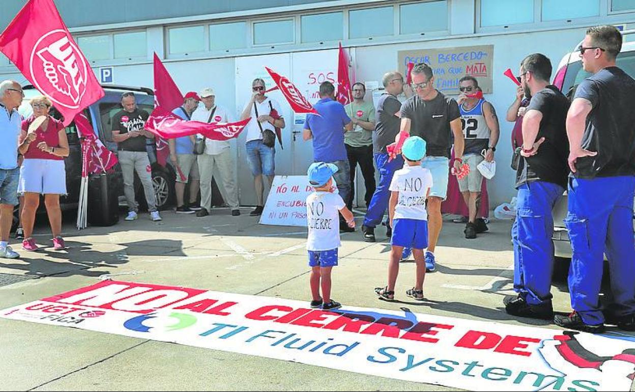 Dos niños apoyan a sus padres en la protesta de TI Fluid Systems.