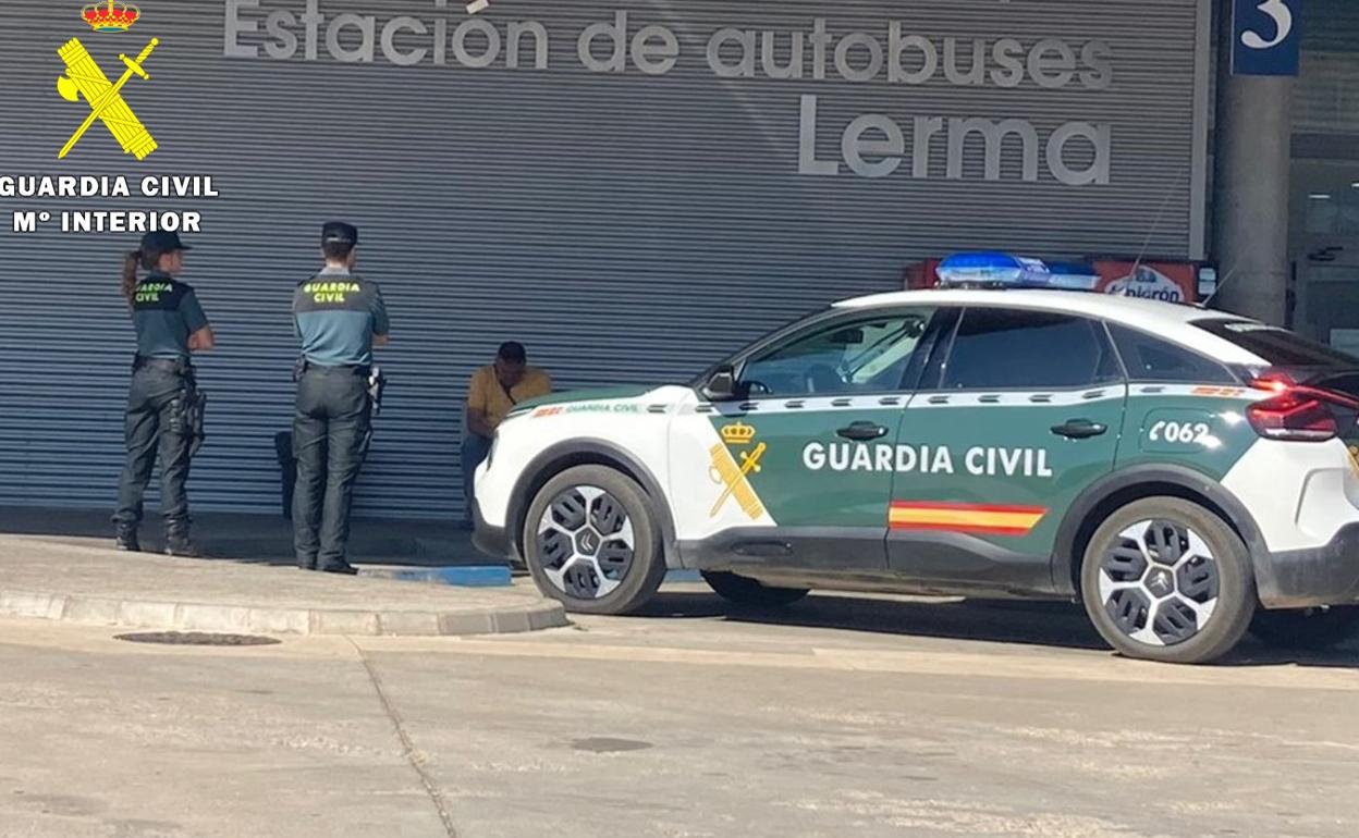 A la Guardia Civil le llamó la atención la presencia de un menor sin nadie a cargo. 