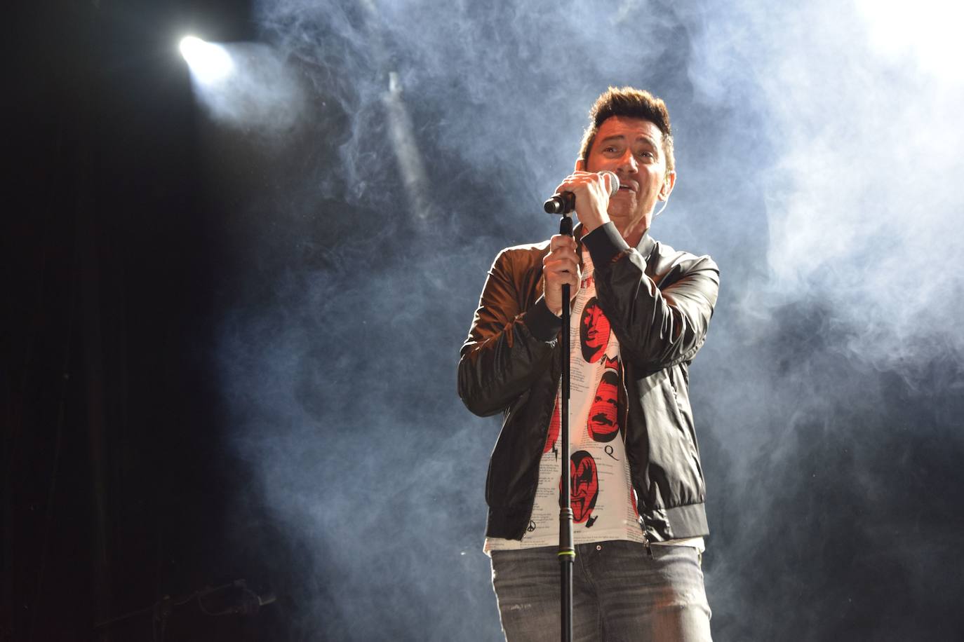 Fotos: David Civera encandila a su público en Santibáñez de la Peña