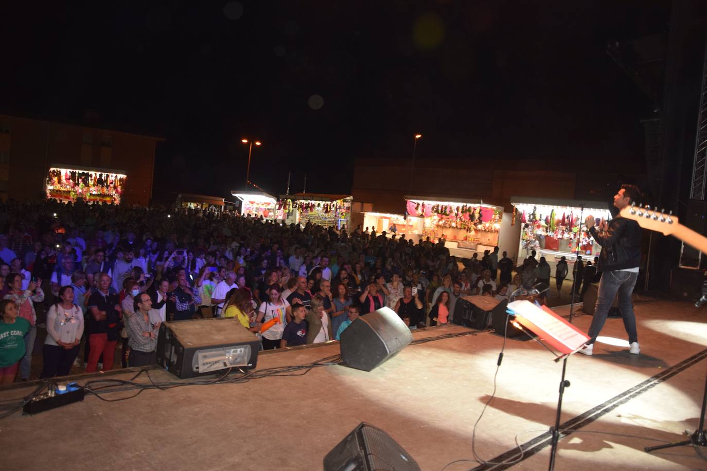 Fotos: David Civera encandila a su público en Santibáñez de la Peña