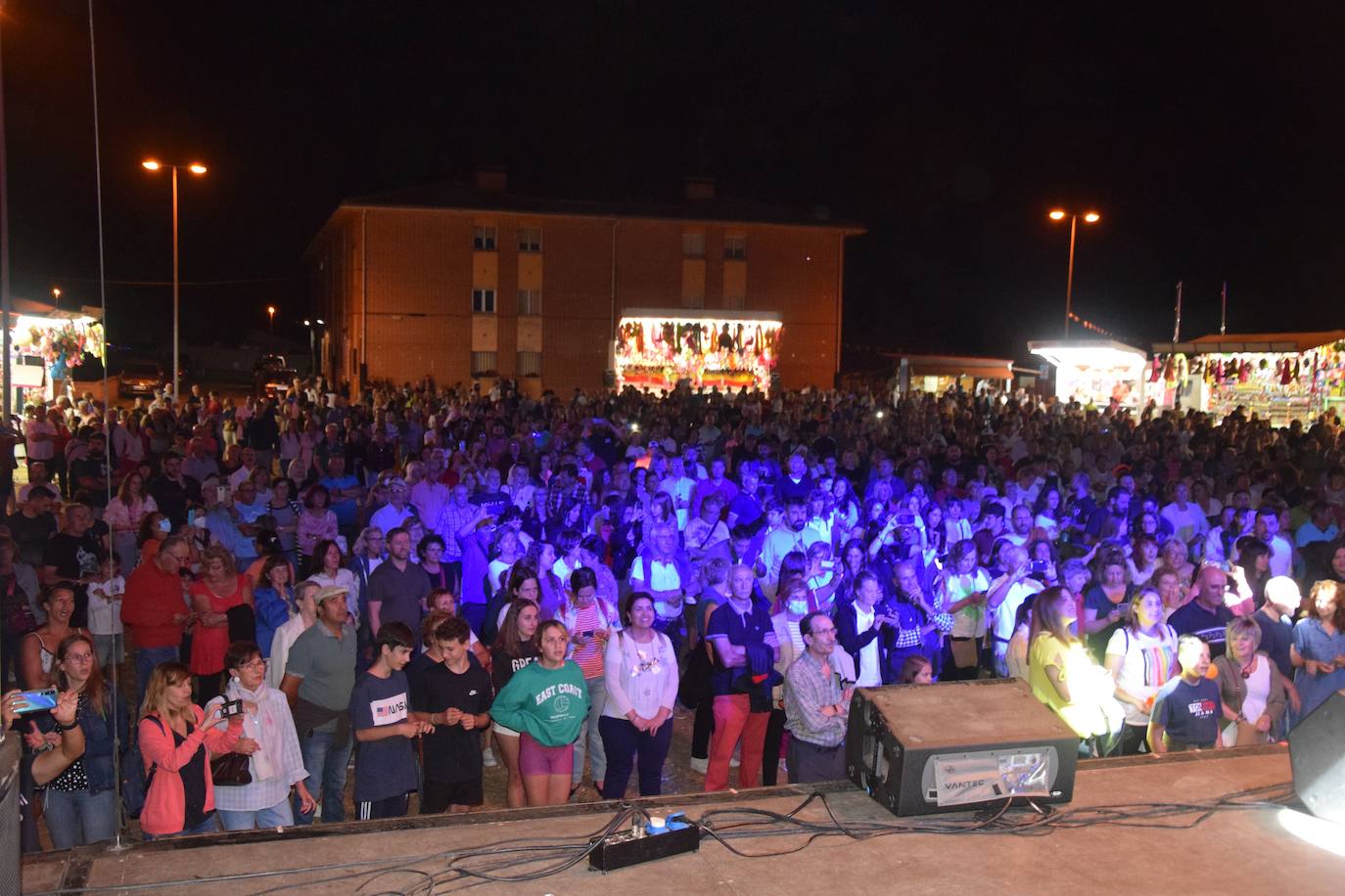 Fotos: David Civera encandila a su público en Santibáñez de la Peña
