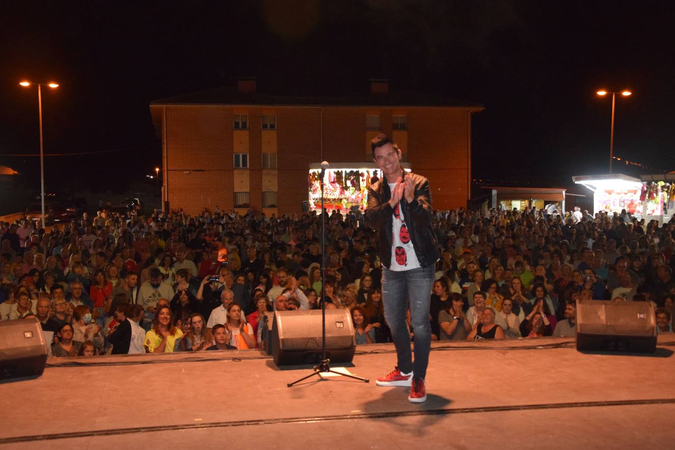 Fotos: David Civera encandila a su público en Santibáñez de la Peña