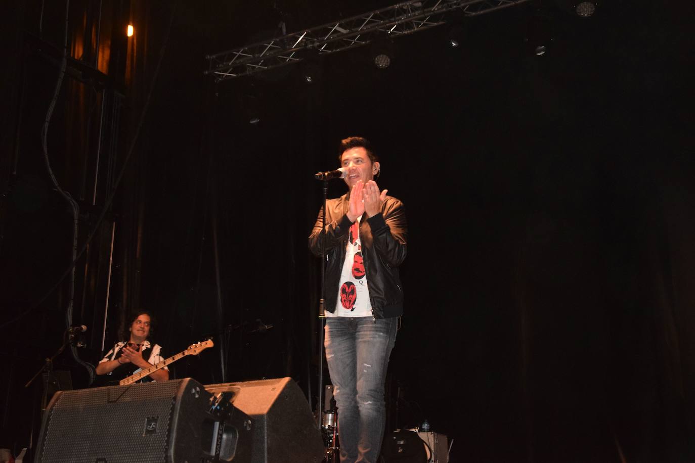 Fotos: David Civera encandila a su público en Santibáñez de la Peña