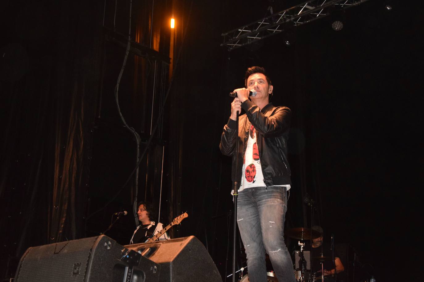 Fotos: David Civera encandila a su público en Santibáñez de la Peña