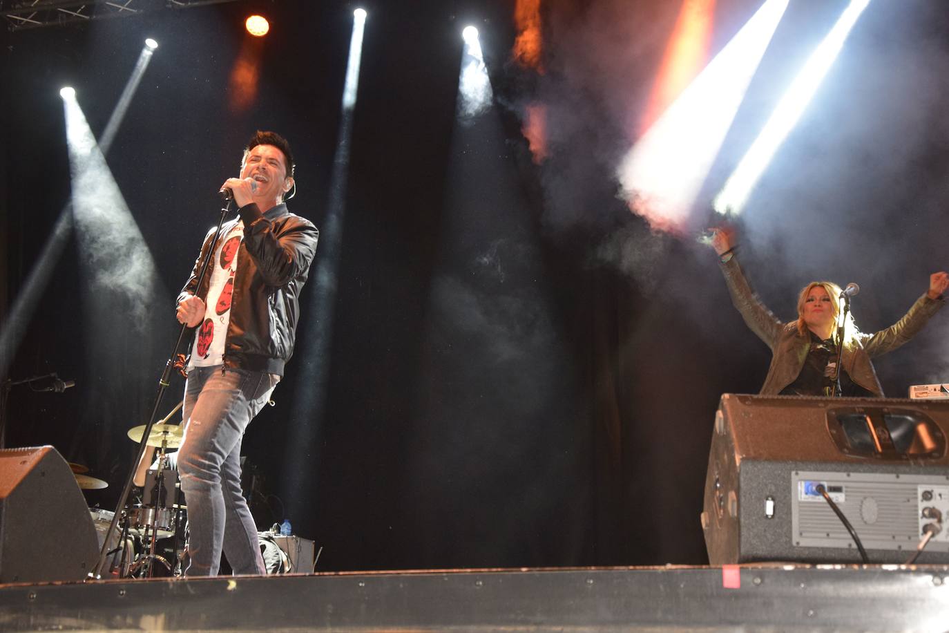 Fotos: David Civera encandila a su público en Santibáñez de la Peña