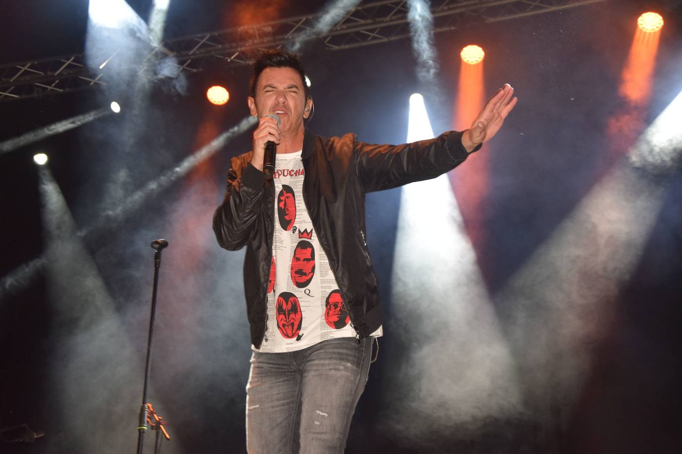 Fotos: David Civera encandila a su público en Santibáñez de la Peña