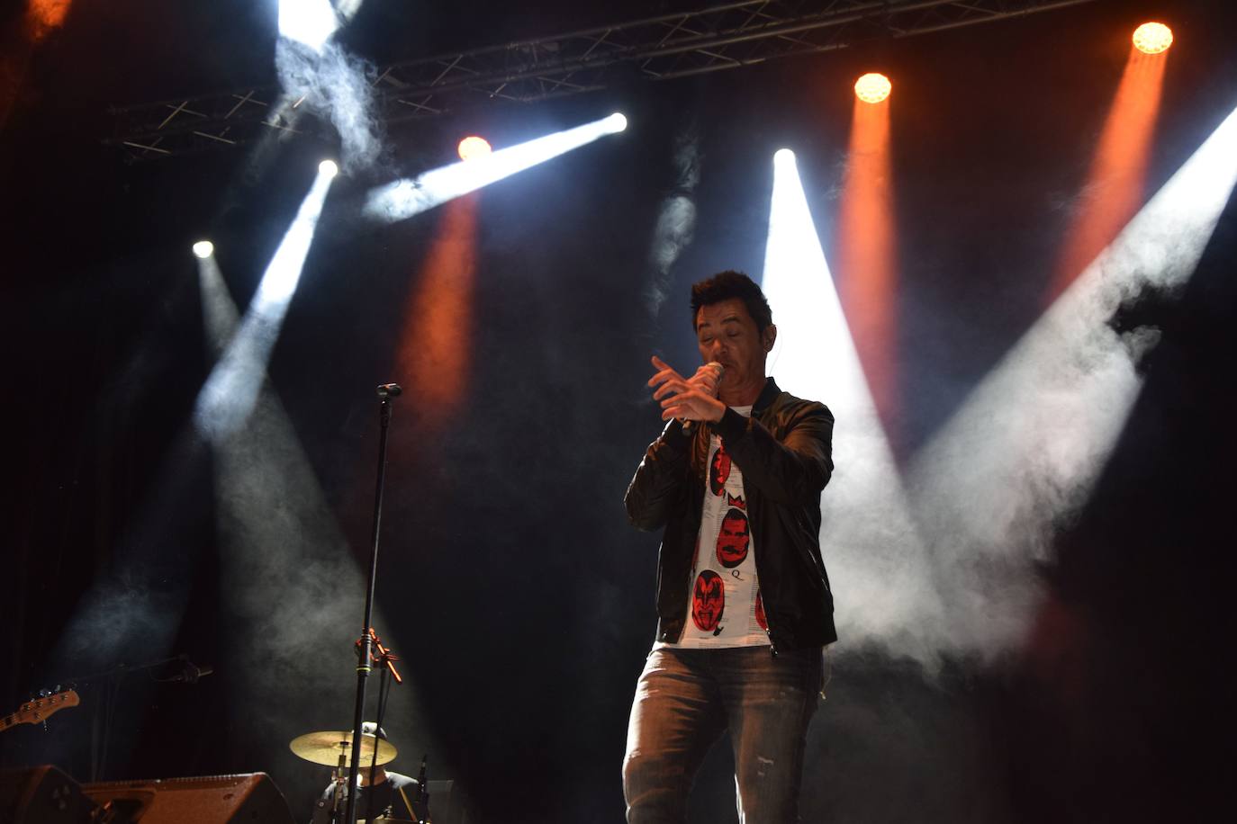Fotos: David Civera encandila a su público en Santibáñez de la Peña