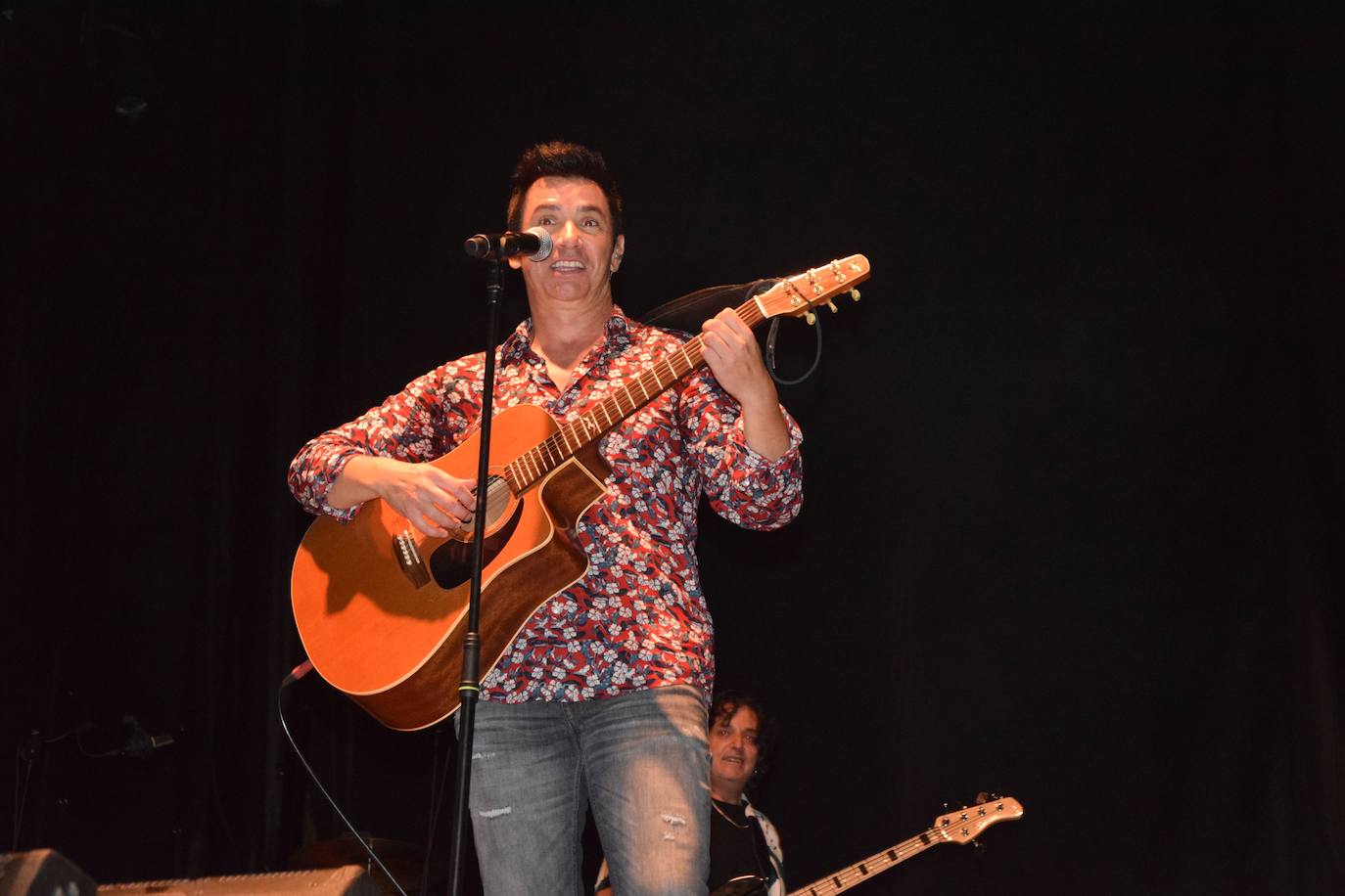 Fotos: David Civera encandila a su público en Santibáñez de la Peña