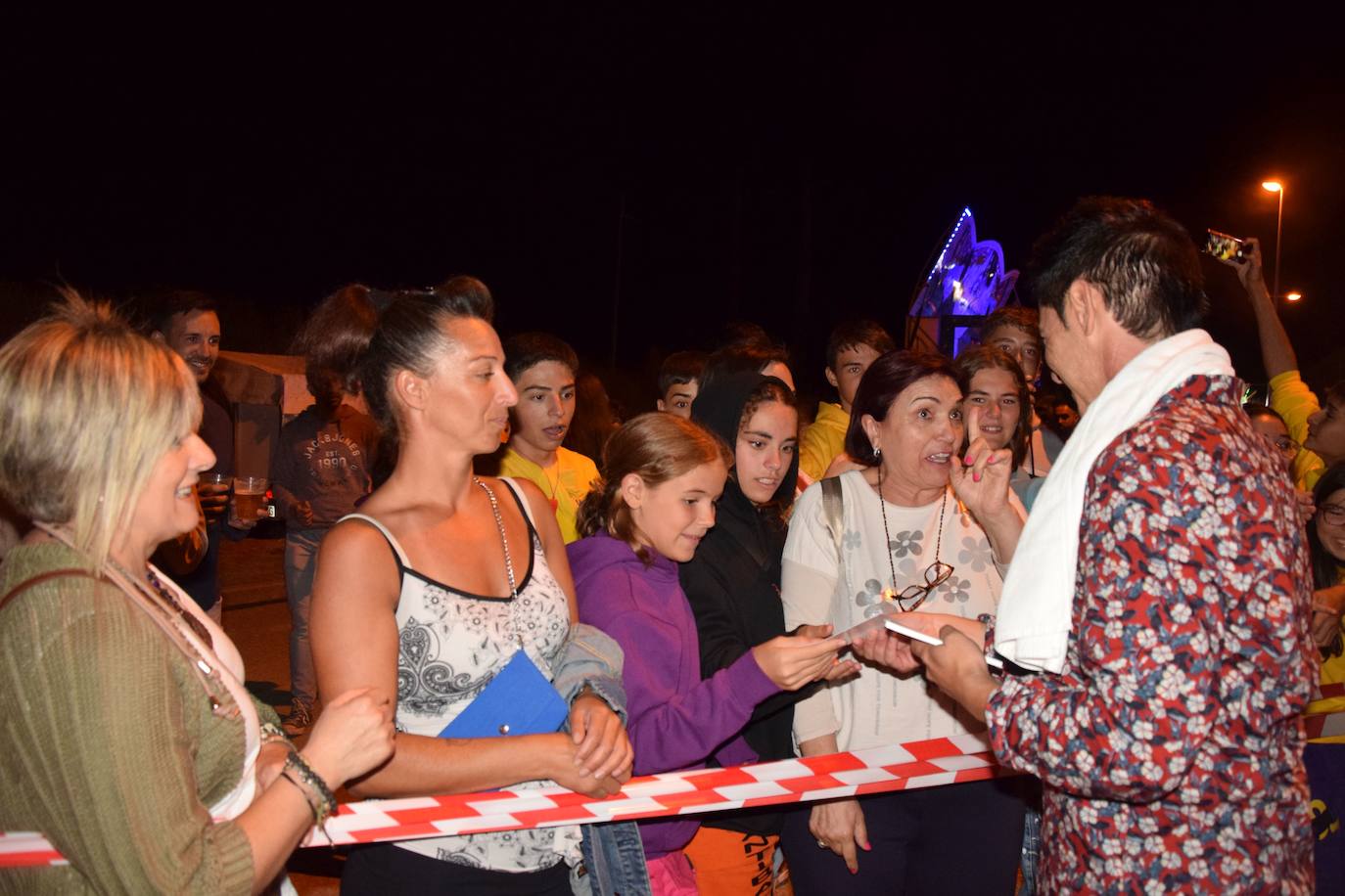 Fotos: David Civera encandila a su público en Santibáñez de la Peña