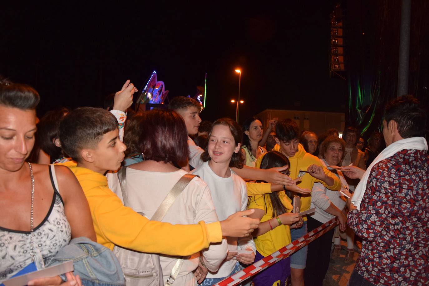 Fotos: David Civera encandila a su público en Santibáñez de la Peña