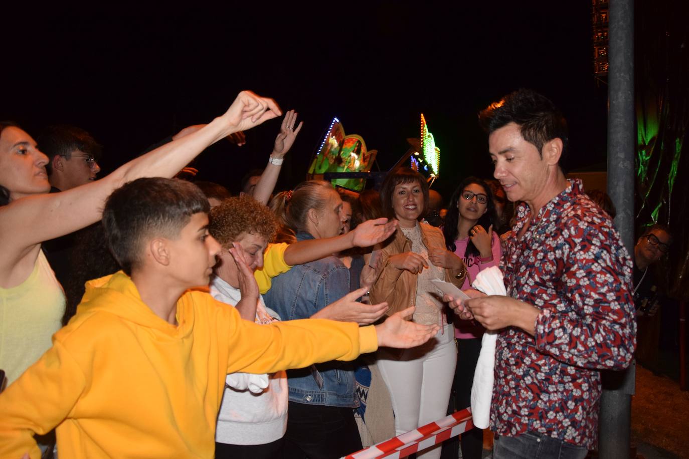 Fotos: David Civera encandila a su público en Santibáñez de la Peña