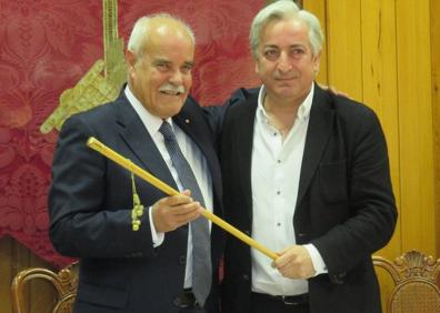 Imagen secundaria 1 - Nacho Álvarez, en una asamblea provincial del PSOE, entre Tomás Rodríguez Bolaños y Leandro Martín Puertas. Debajo, en 2015, cuando logró el bastón de mando de Portillo y a la derecha, durante su etapa de presidente provincial de Cruz Roja Valladolid.