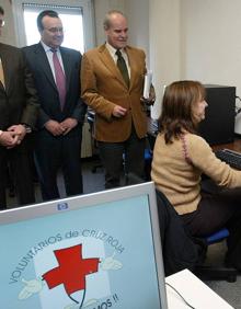 Imagen secundaria 2 - Nacho Álvarez, en una asamblea provincial del PSOE, entre Tomás Rodríguez Bolaños y Leandro Martín Puertas. Debajo, en 2015, cuando logró el bastón de mando de Portillo y a la derecha, durante su etapa de presidente provincial de Cruz Roja Valladolid.