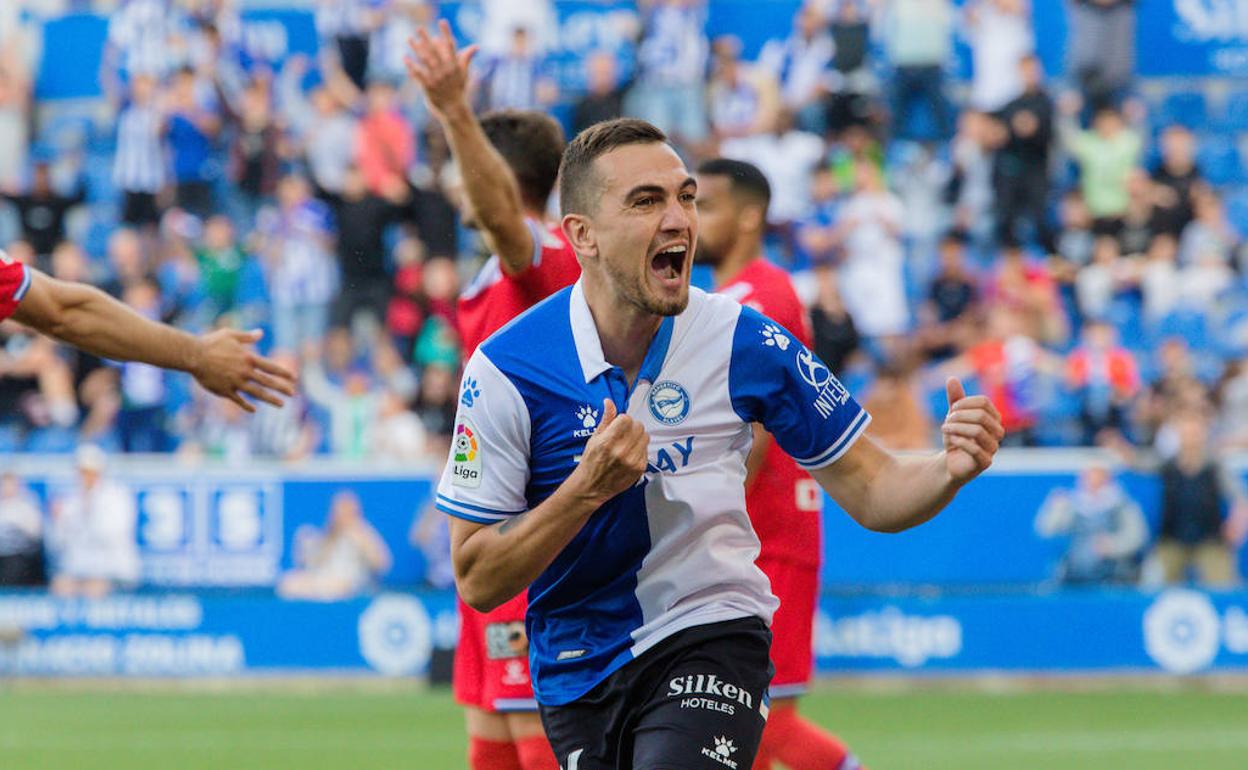 Gonzalo Escalante, del Alavés , celebrando un gol en el partido ante el Espanyol. 