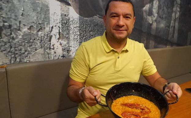 Juan Carlos Medina muestra orgulloso su arroz con carabineros, plato especial de la casa 