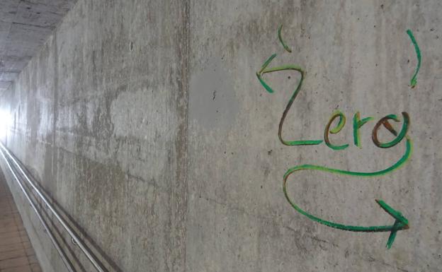 Una de las pintadas estampadas en el paso peatonal del túnel de Andrómeda. 