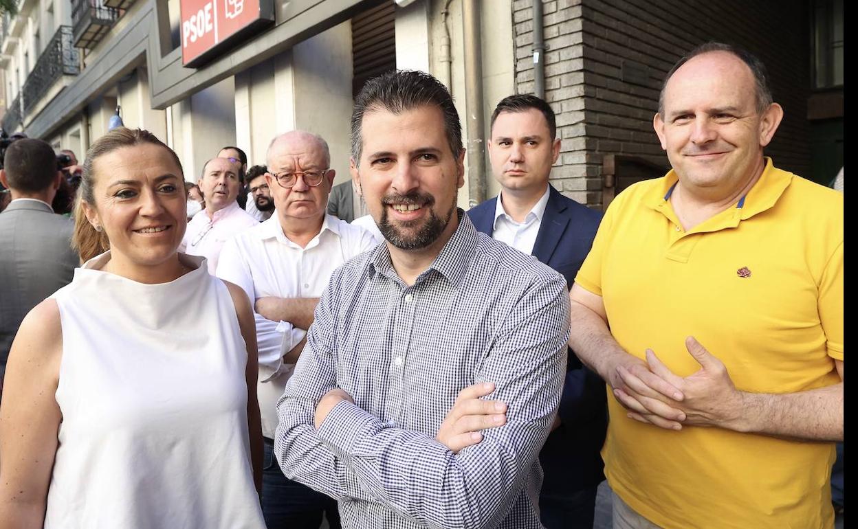 Luis Tudanca, entre la soriana Virginia Barcones y el segoviano José Luis Acevez, en Madrid.
