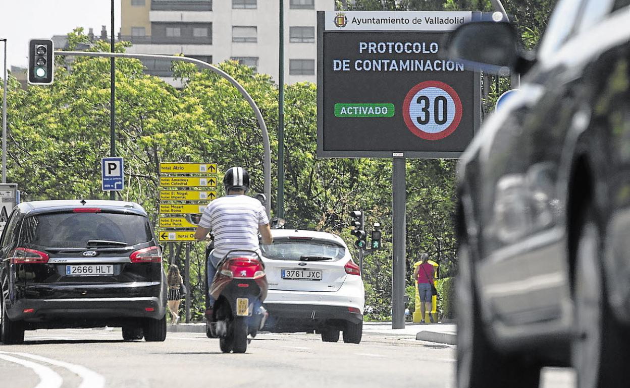 Cartel que avisa del protocolo de contaminación en Valladolid. 
