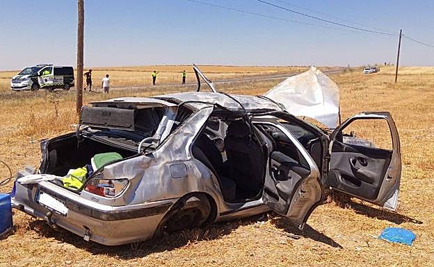 Tres heridos al salirse un turismo en la CL-602 en Villaverde de Medina