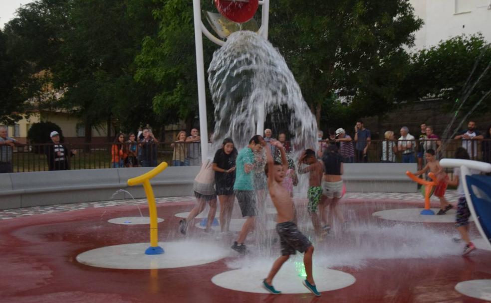 Villalba de Guardo inaugura un parque infantil de cañones de agua