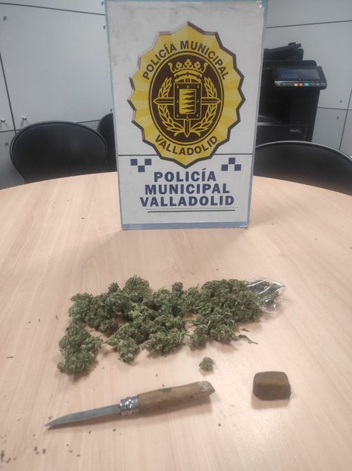 La navaja, el hachís y marihuana incautada a los jóvenes. 