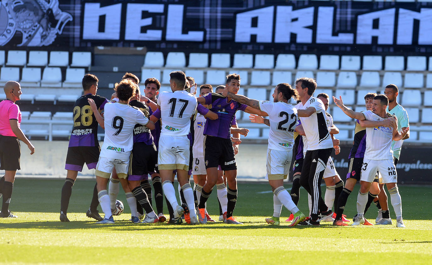 Instante de la trifulca entre jugadores del Real Valladolid y el Burgos previo a las expulsiones de Roque Mesa y Valcarce. 