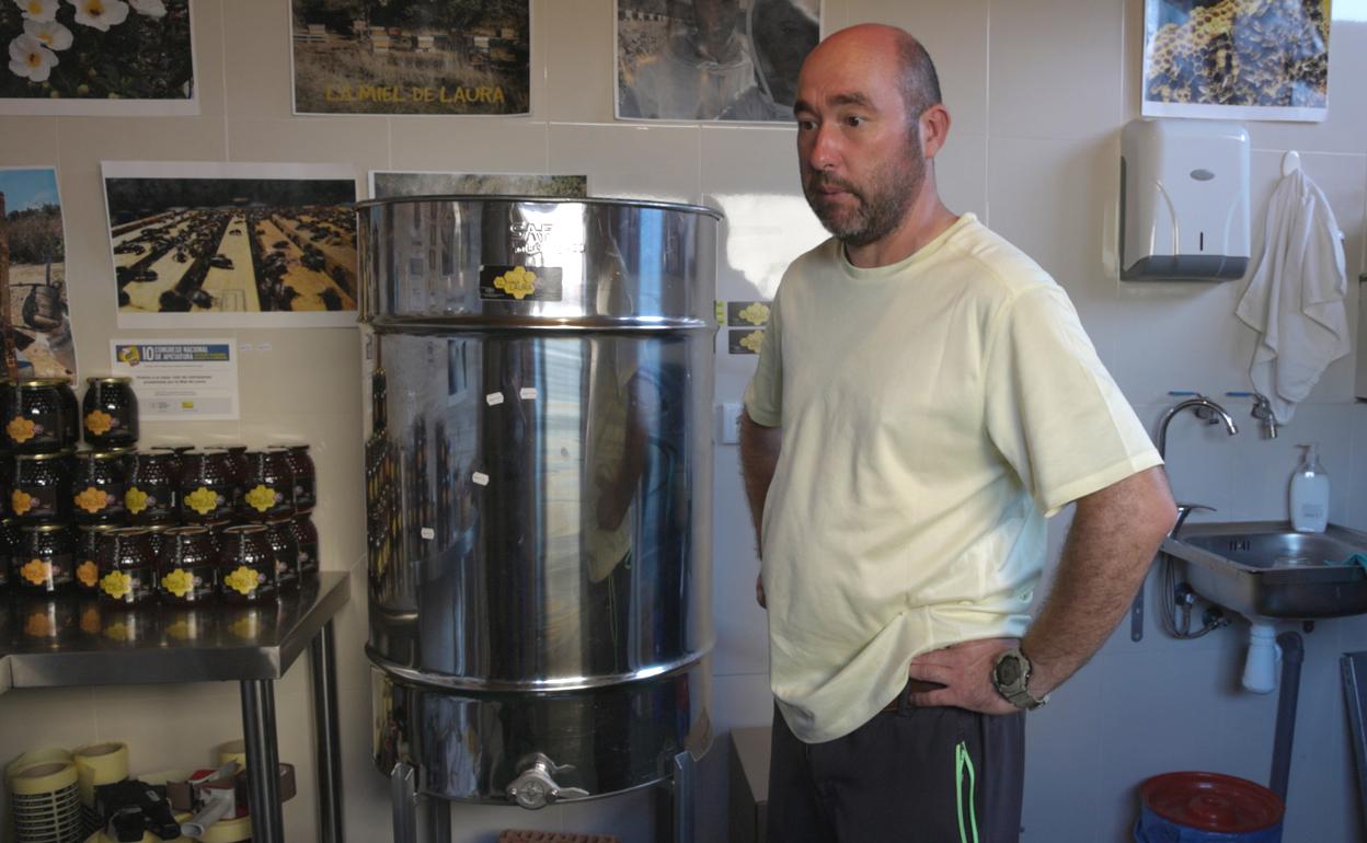 Fernando Cañibano, en su taller de afamada miel. 